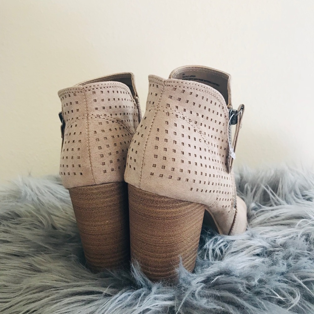 Universal Thread Booties - Picture 3 of 7